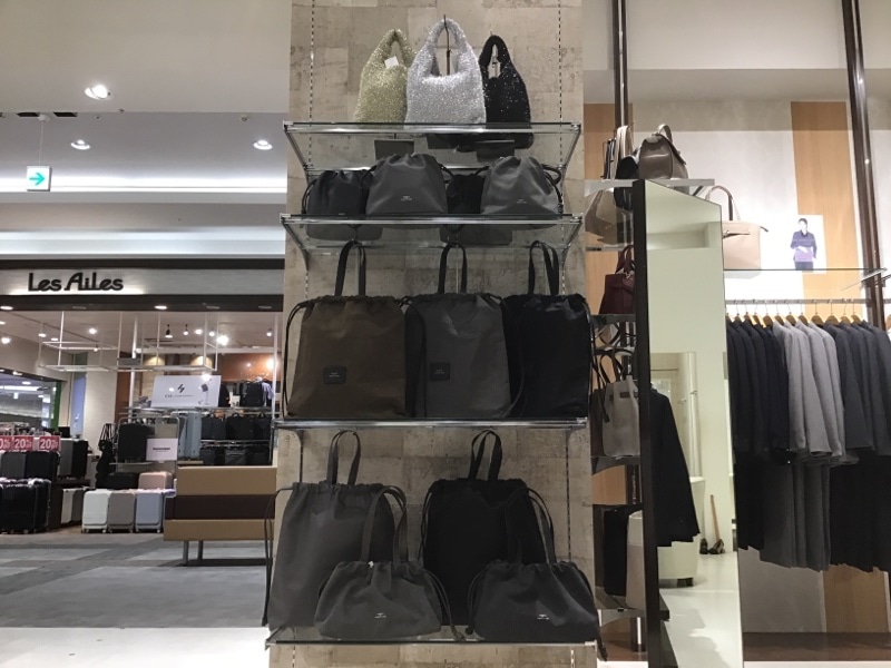 【mf千葉NT店】DRAWジョルジュ サンクバッグ入荷 & ノベルティプレゼントやボトムスコーデ・スーツのOFFも実施中！