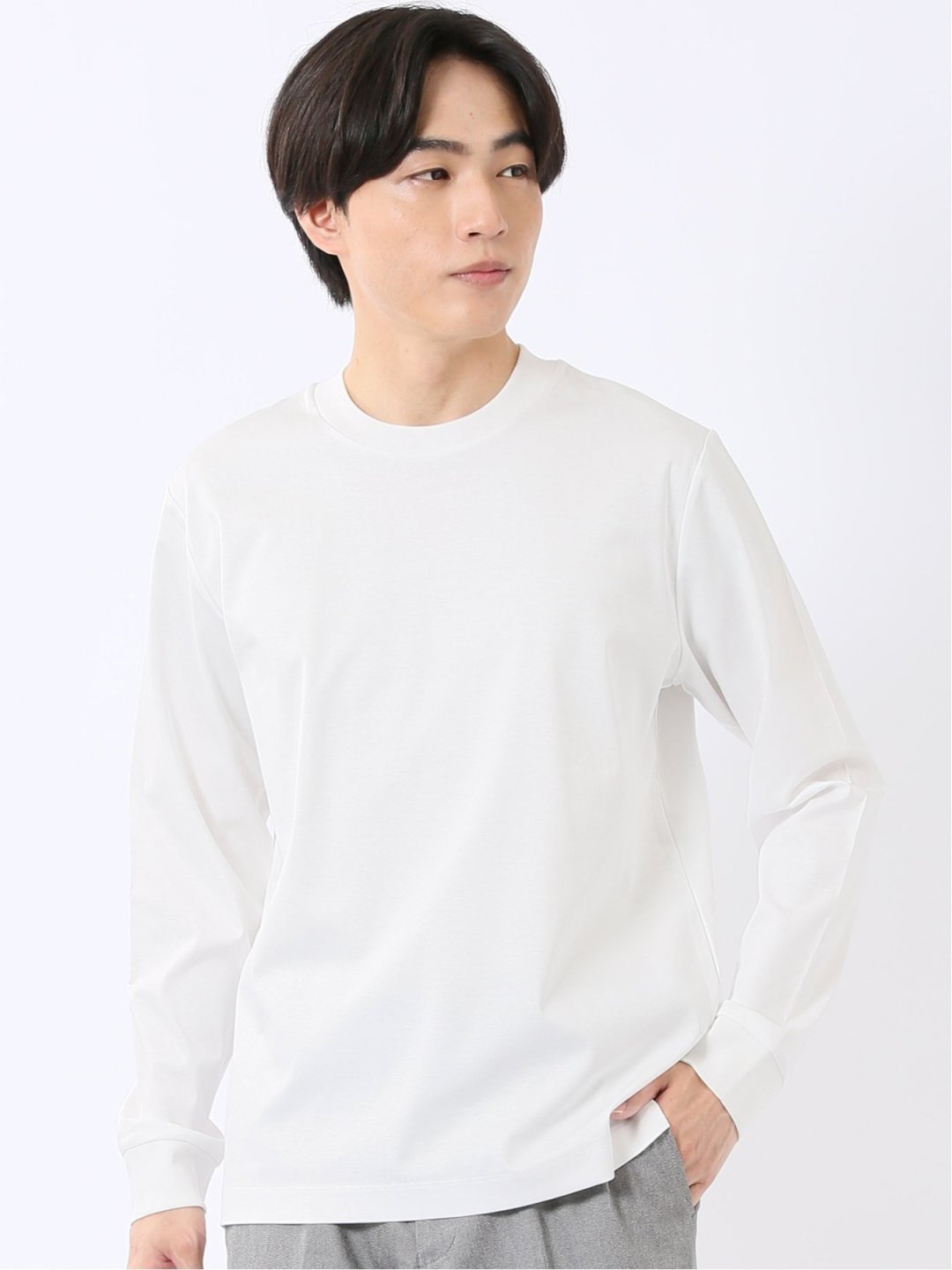 ジャケットに白いクルーネックTシャツを合わせた男性